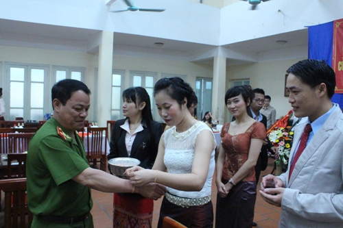 Các học viên buộc chỉ tay cho Thiếu tướng Đặng Xuân Khang, Phó Giám đốc Học viện CSND